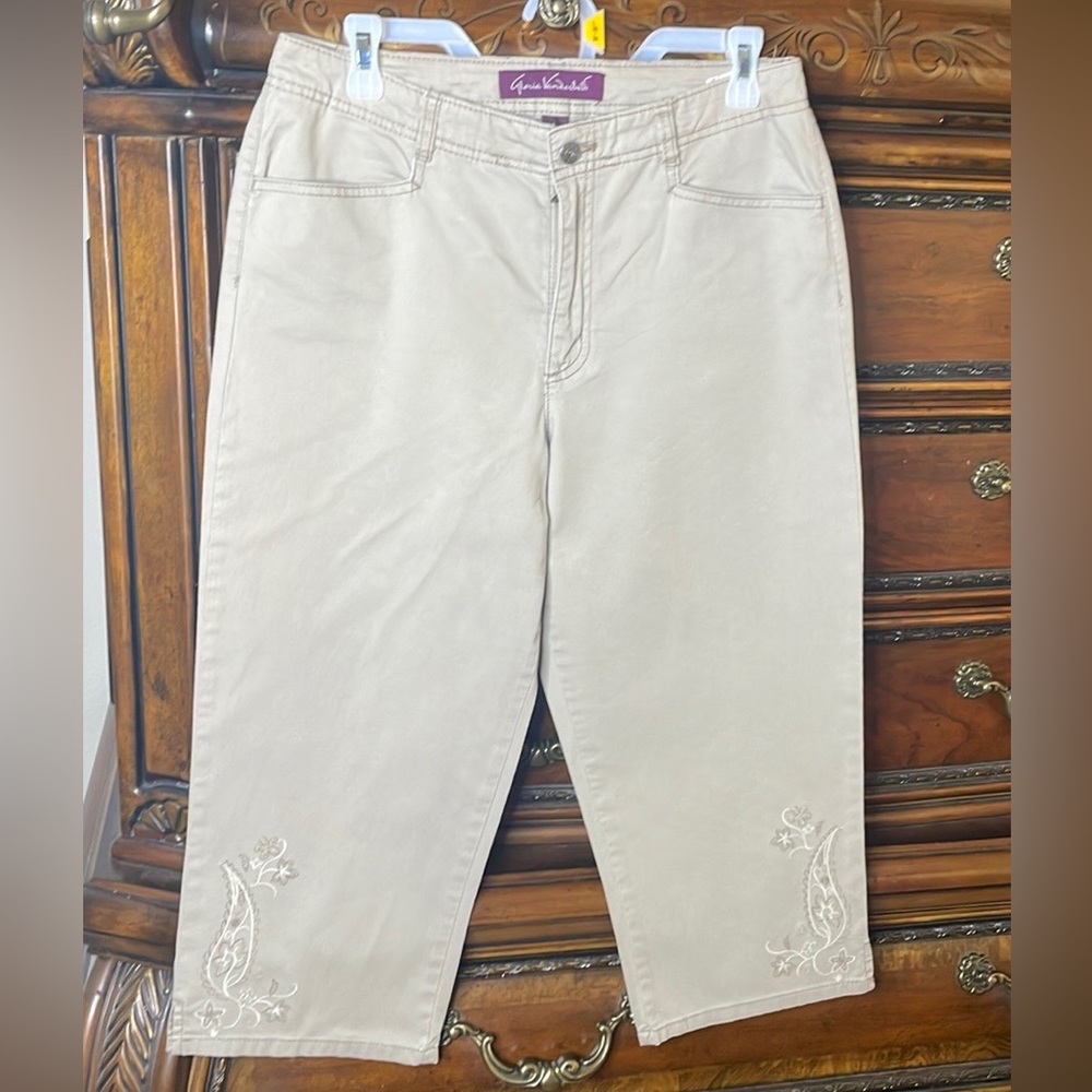 Khaki GLORIA VANDERBILT Capri Pants with Floral Embroidery, size 10